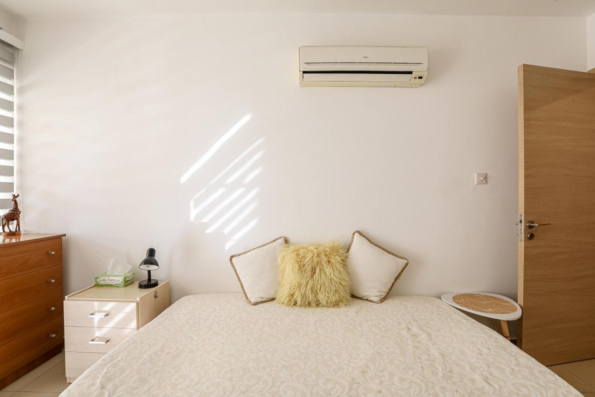 Lovely Bedroom In Shared Apartment Oroklini מראה חיצוני תמונה