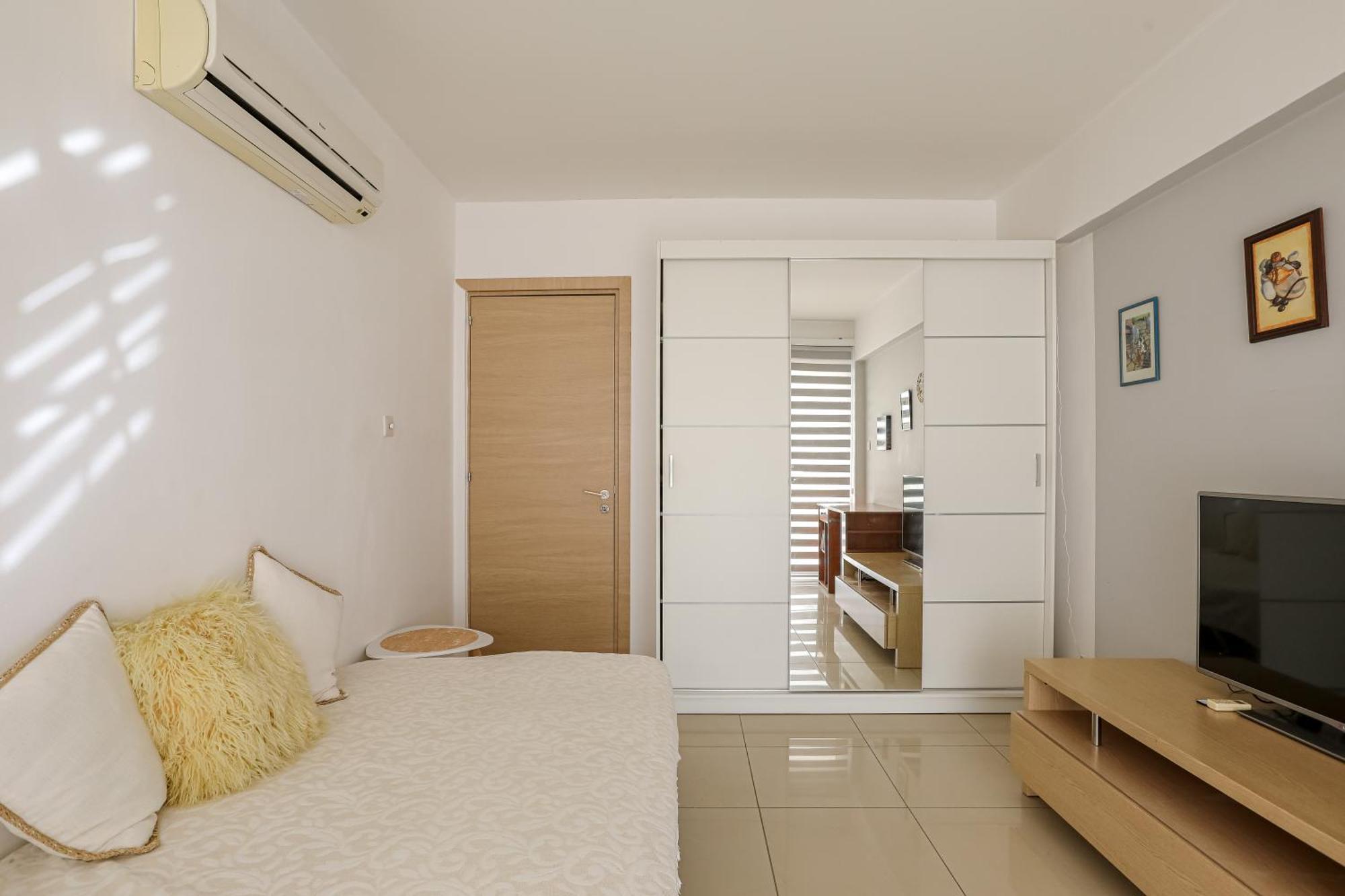 Lovely Bedroom In Shared Apartment Oroklini מראה חיצוני תמונה